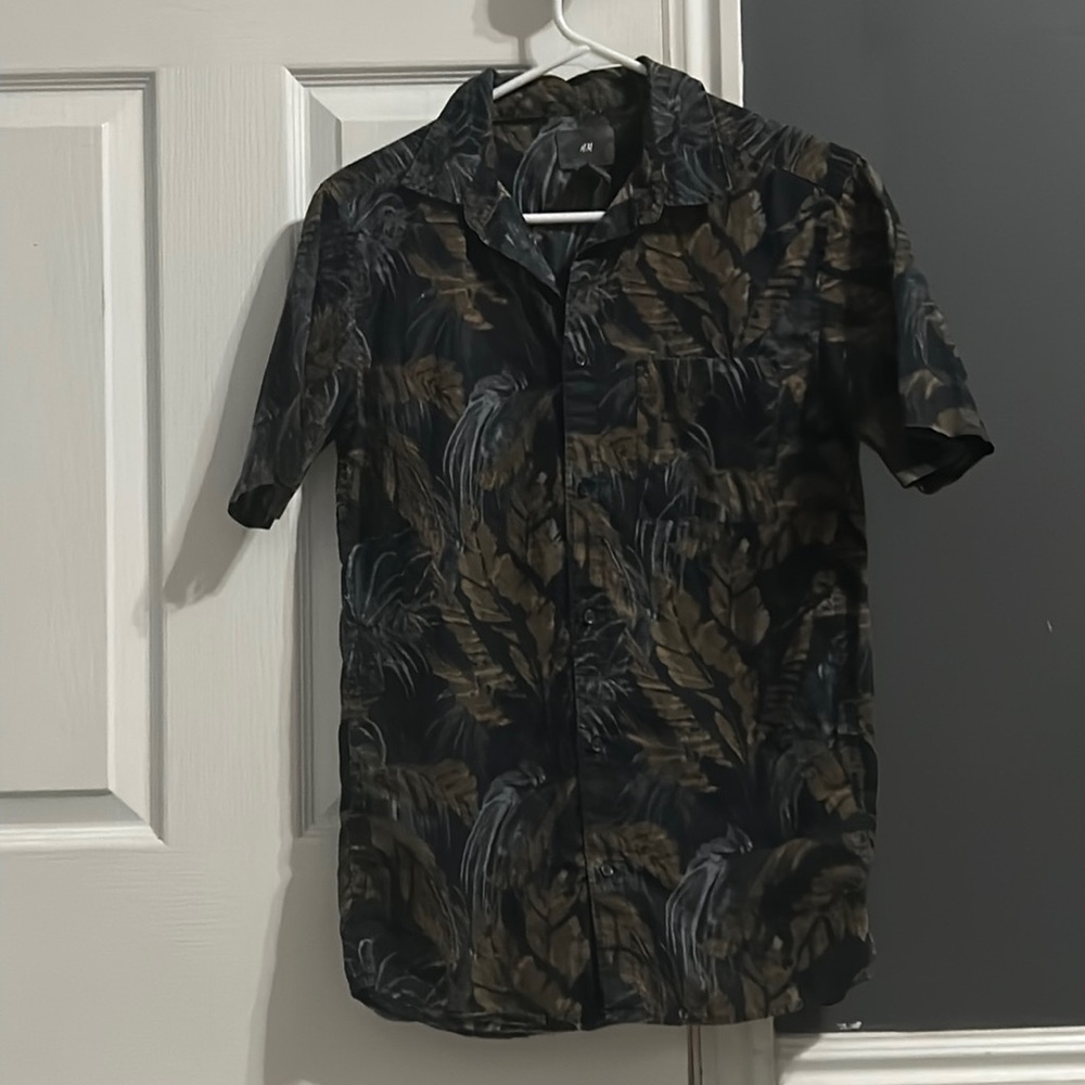 H&M men’s button up casual shirt